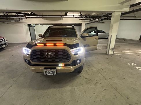 Used 2018 Toyota Tacoma TRD Sport w/ Technology Package image 4