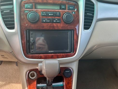 Used 2007 Toyota Highlander 4WD V6 w/ 3rd Row image 11