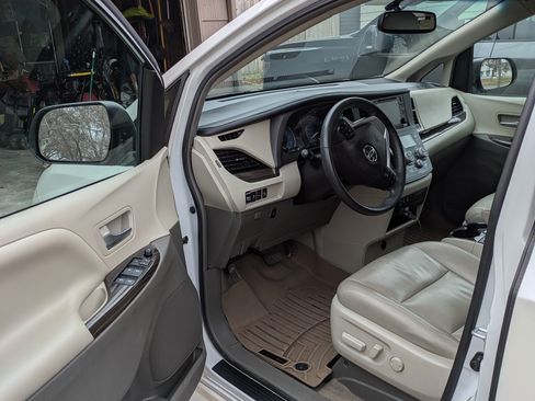 Used 2017 Toyota Sienna XLE w/ XLE Navigation Package image 10