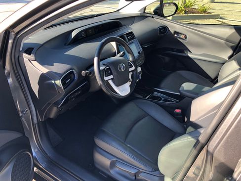 Used 2017 Toyota Prius Three Touring image 11