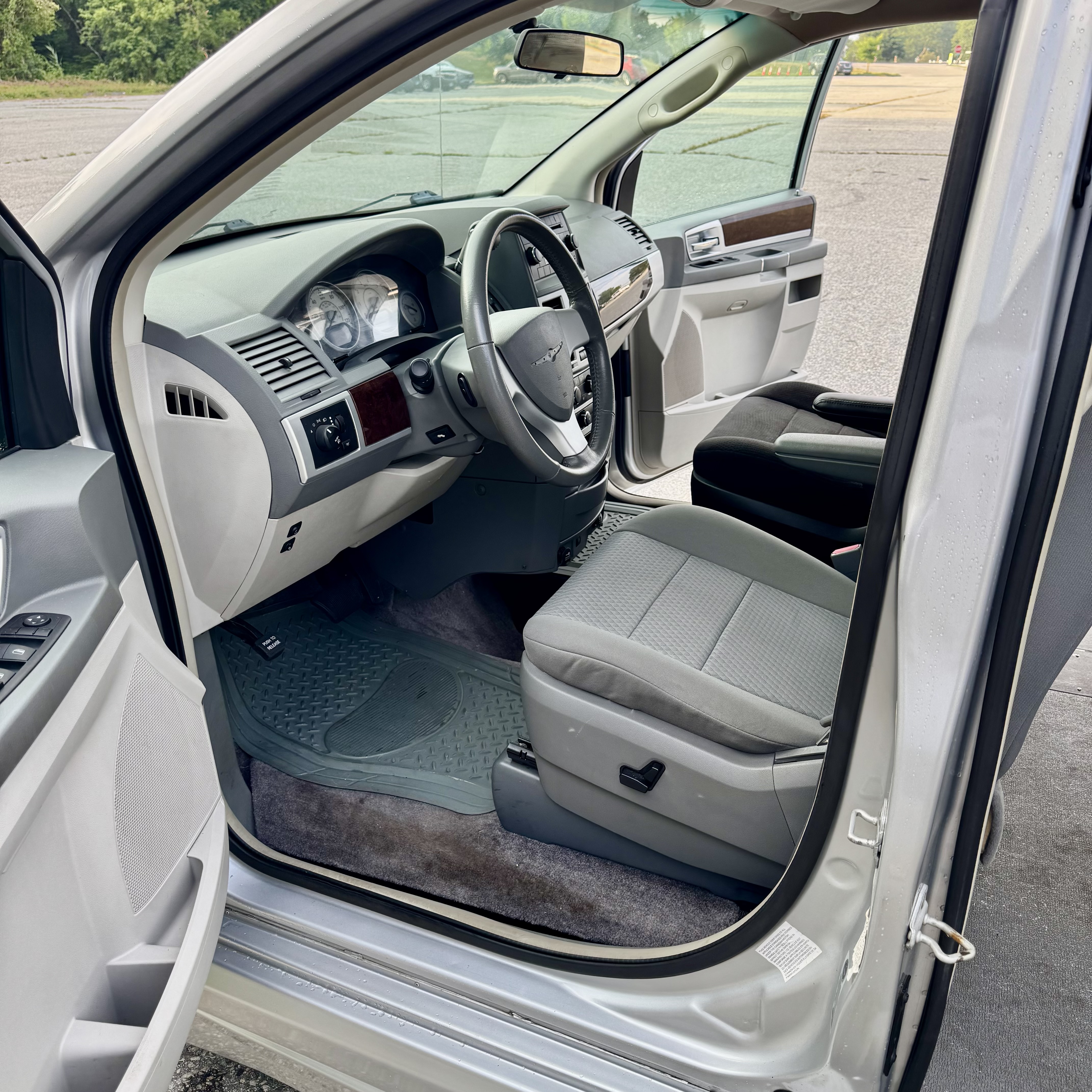 Used 2010 Chrysler Town & Country Touring FWD image 9