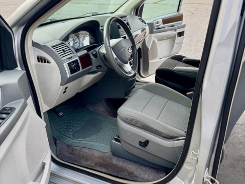 Used 2010 Chrysler Town & Country Touring FWD image 9