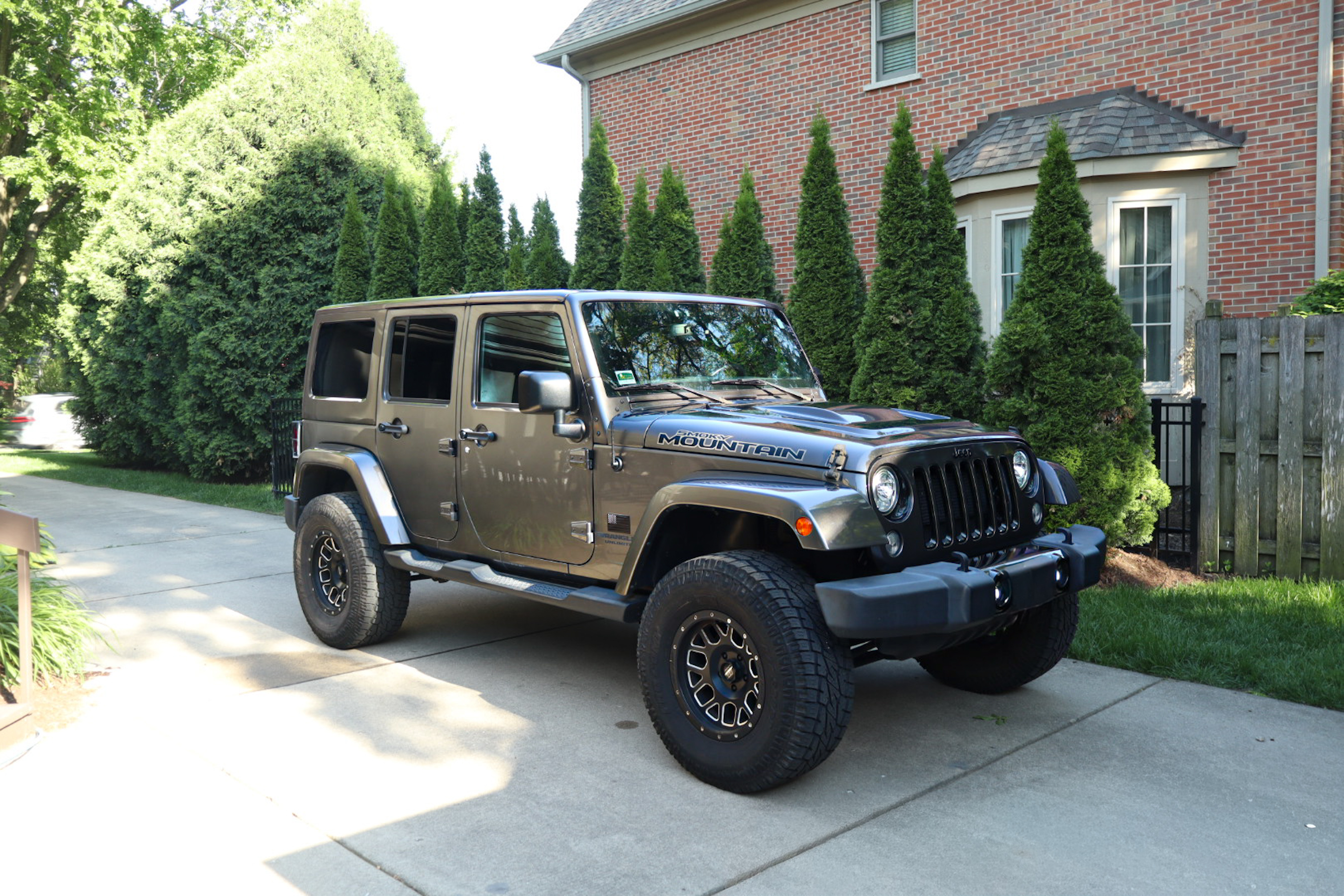 Used 2017 Jeep Wrangler Unlimited Sahara AWD/4WD image 1