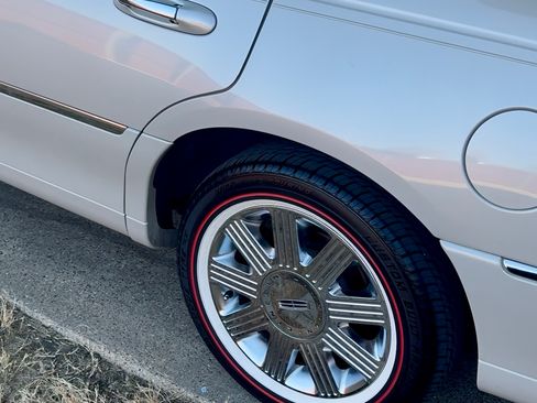 Used 2006 Lincoln Town Car Signature L image 4