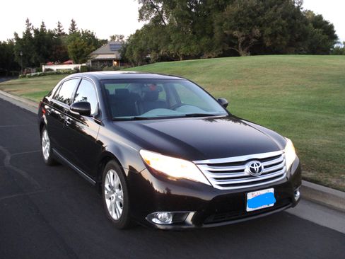 Used 2012 Toyota Avalon FWD image 1