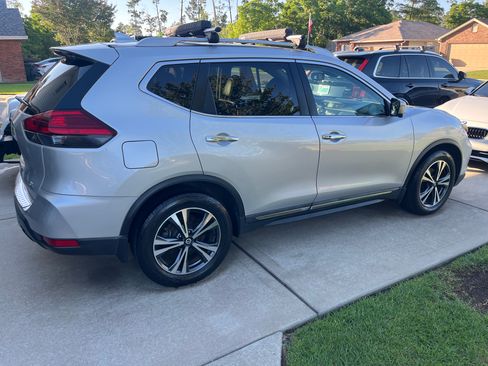 Used 2017 Nissan Rogue SL w/ SL Premium Package FWD image 2
