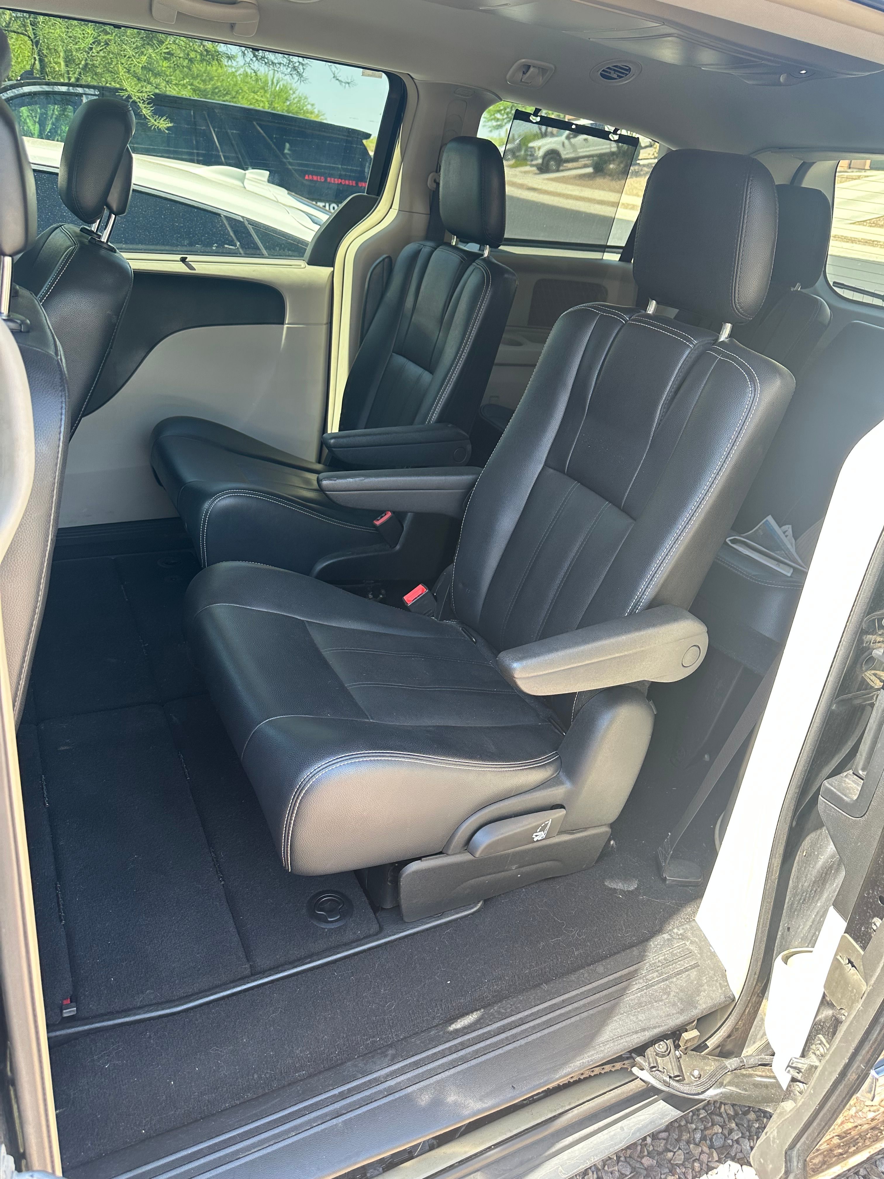 Used 2016 Chrysler Town & Country Touring FWD image 11