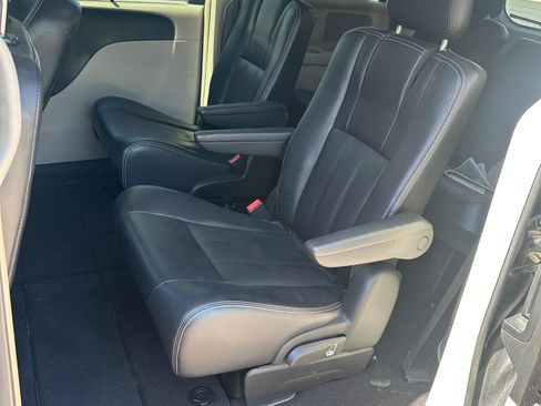 Used 2016 Chrysler Town & Country Touring FWD image 11