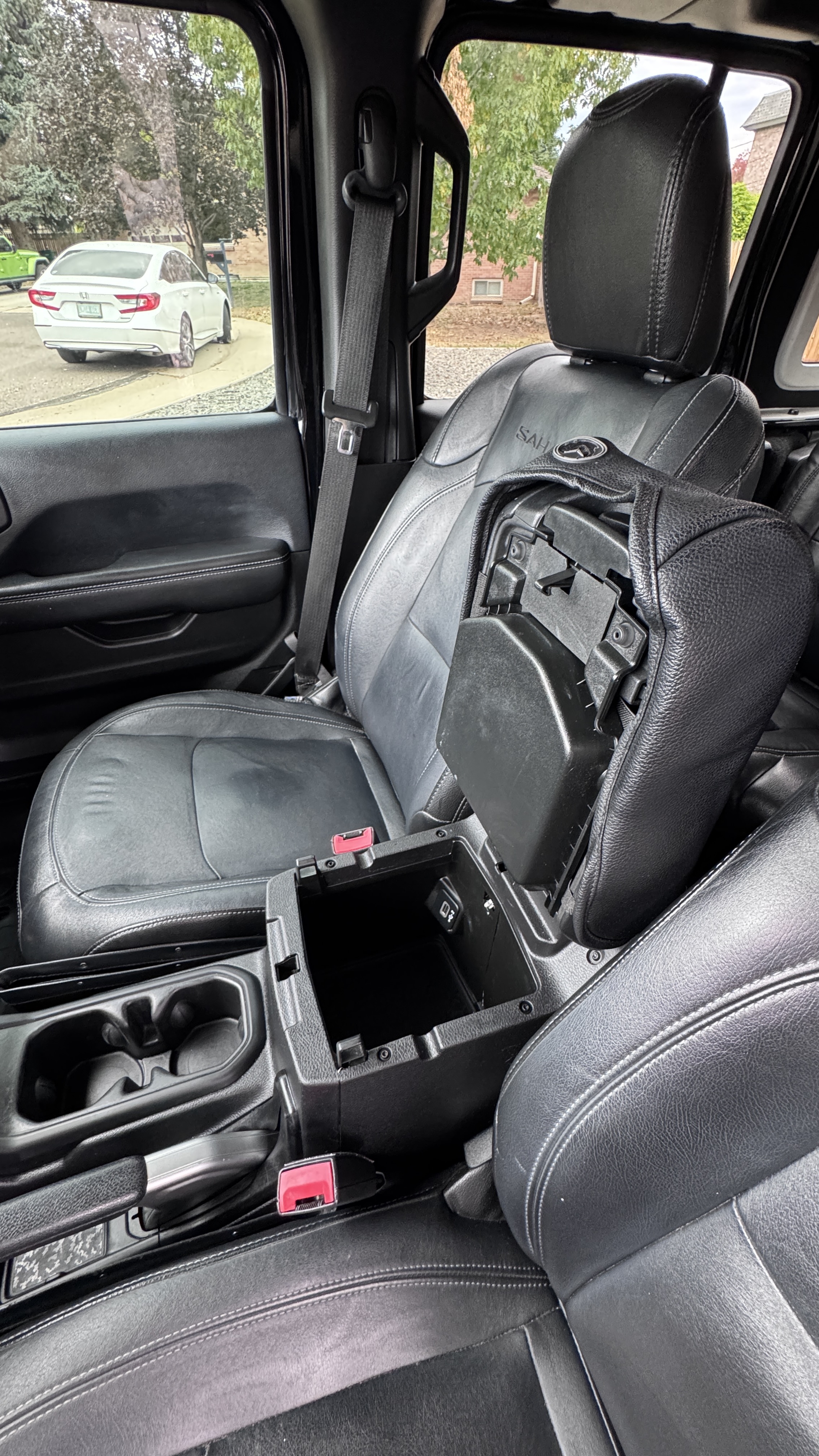 Used 2018 Jeep Wrangler Unlimited Sahara AWD/4WD image 21