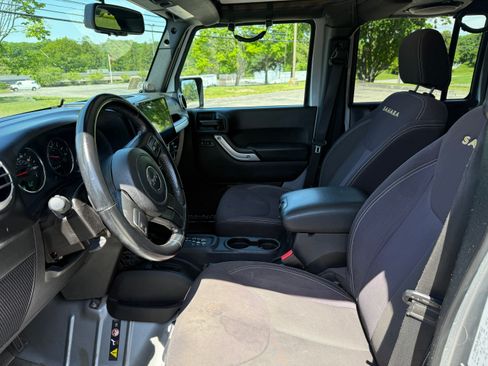 Used 2014 Jeep Wrangler Unlimited Sahara w/ Dual Top Group AWD/4WD image 9