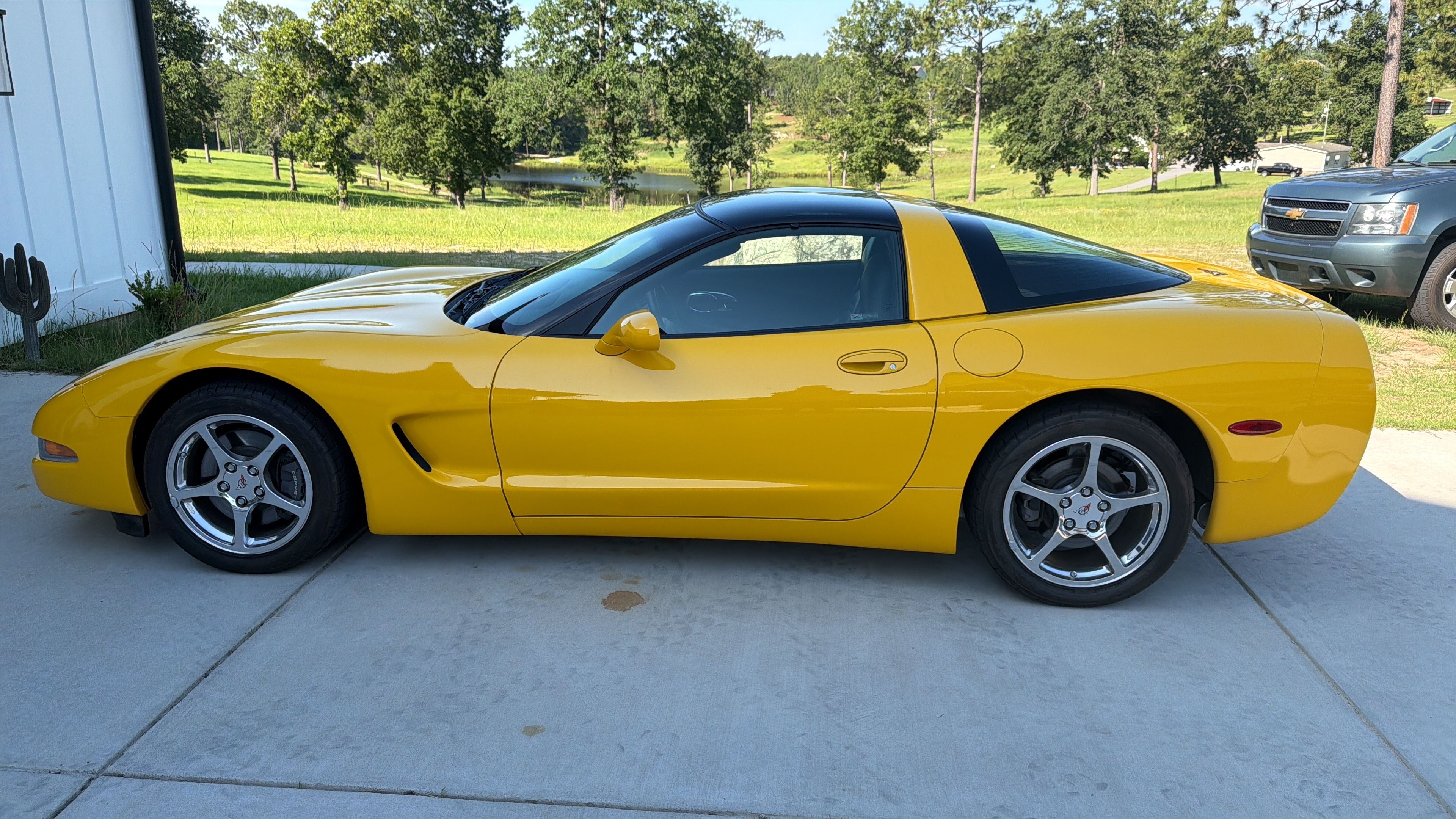 Used 2002 Chevrolet Corvette Coupe w/ Preferred Equipment Group2 RWD image 1