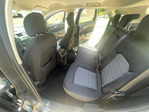 Used 2018 Ford Edge SE FWD image 12