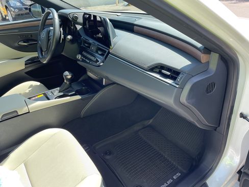 Used 2025 Lexus RZ 300e FWD image 5