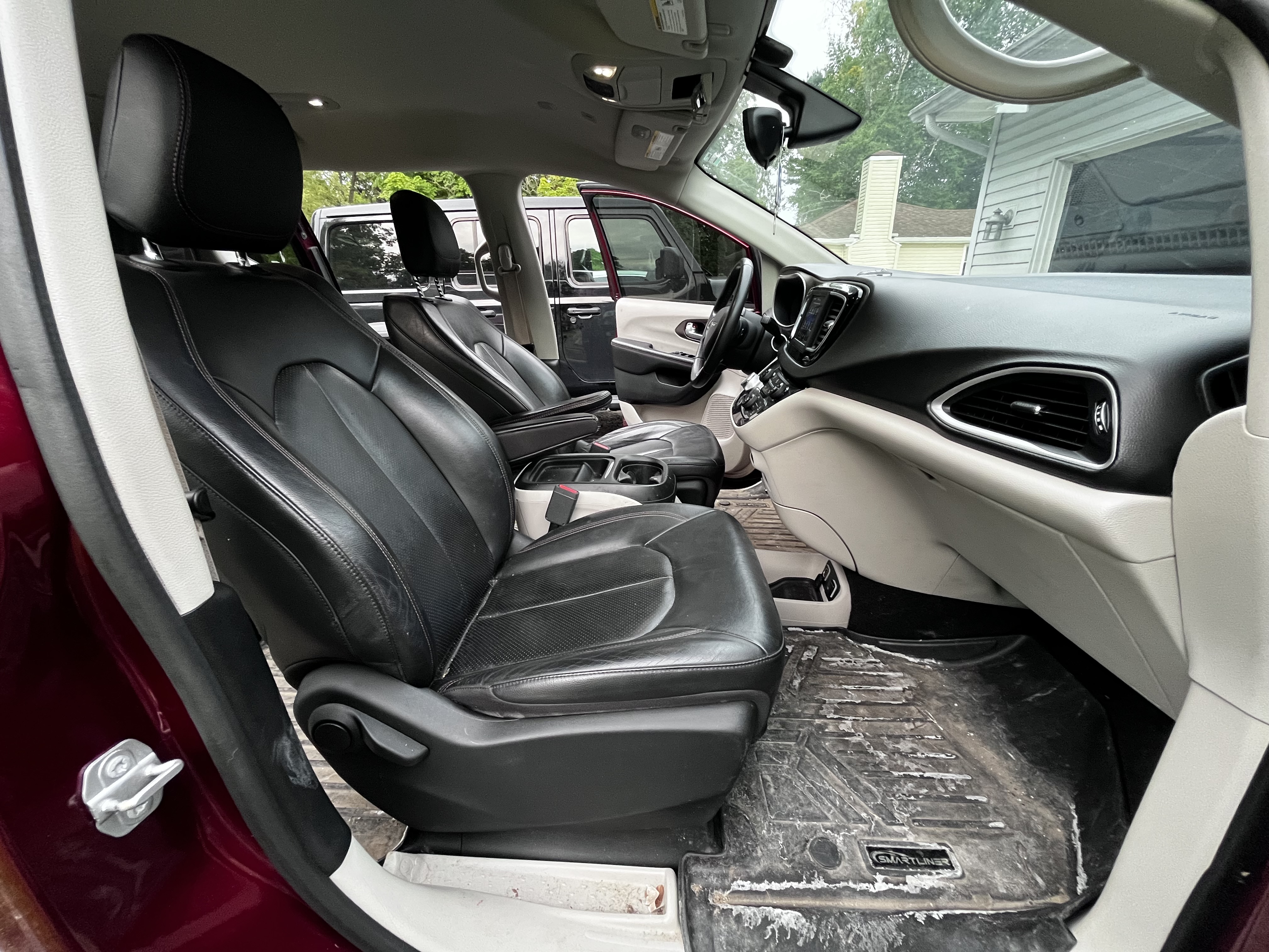 Used 2018 Chrysler Pacifica Touring-L FWD image 12