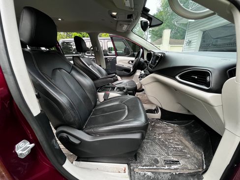 Used 2018 Chrysler Pacifica Touring-L FWD image 12