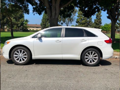 Used 2010 Toyota Venza FWD image 2