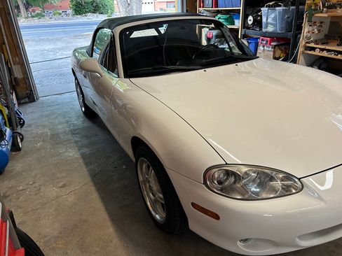 Used 2001 MAZDA MX-5 Miata RWD image 9
