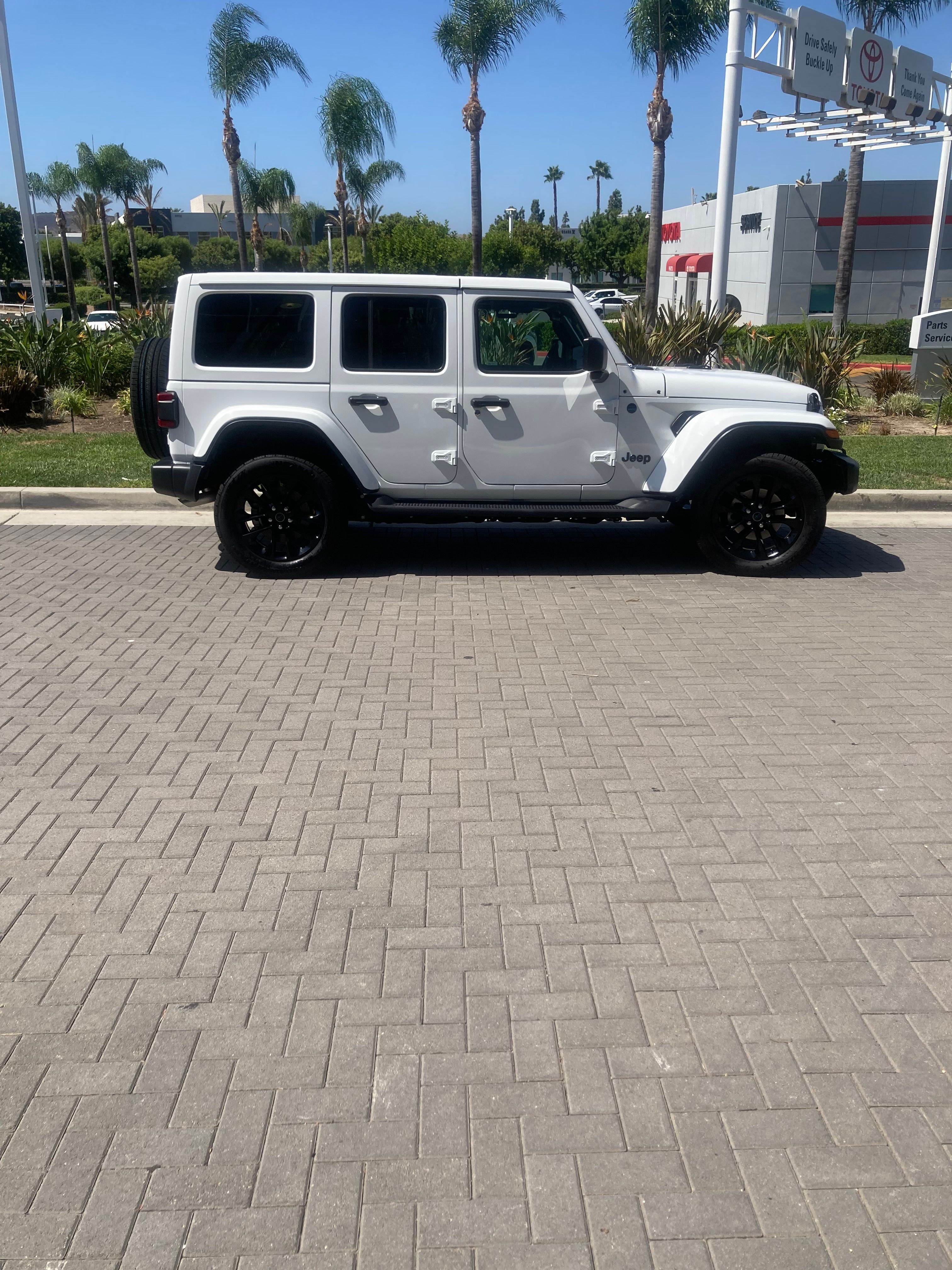 Used 2025 Jeep Wrangler Unlimited Sahara AWD/4WD image 16