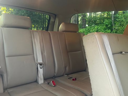 Used 2014 GMC Yukon XL SLT w/ SLT-2 Equipment Package AWD/4WD image 9