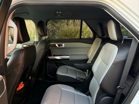 Used 2021 Ford Explorer XLT w/ Equipment Group 202A image 12