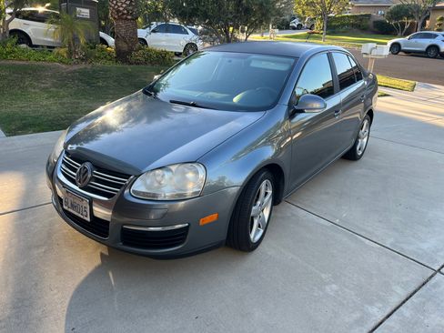 Used 2010 Volkswagen Jetta Limited Edition w/ California Edition Pkg FWD image 5