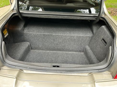 Used 2005 Lincoln Town Car Signature RWD image 6