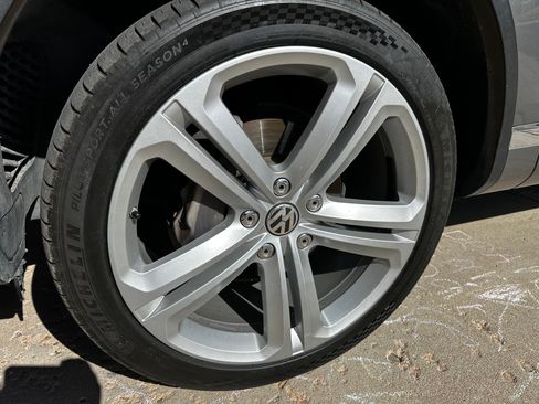 Used 2016 Volkswagen Touareg Sport image 29