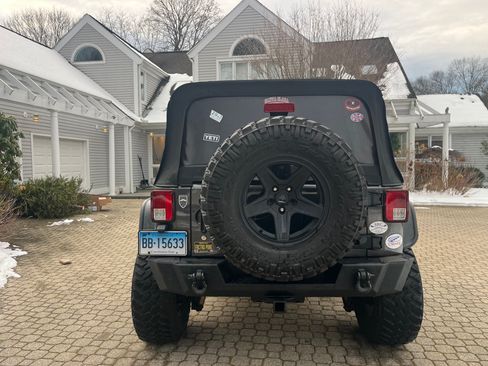 Used 2016 Jeep Wrangler Unlimited Sahara w/ Connectivity Group image 9