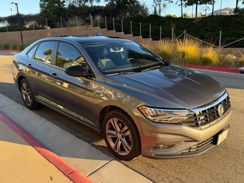 Used 2019 Volkswagen Jetta R-Line image 1