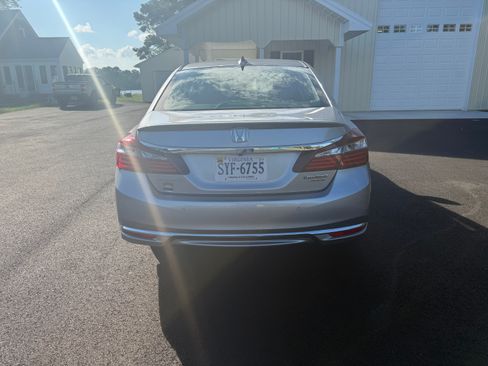 Used 2017 Honda Accord Touring image 5