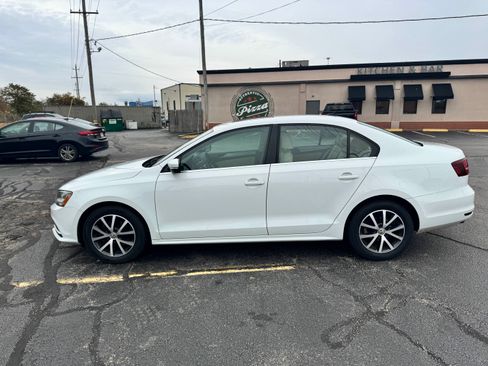 Used 2017 Volkswagen Jetta SE image 4