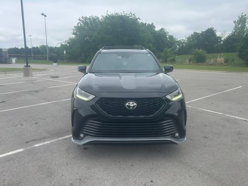 Used 2023 Toyota Highlander XSE FWD image 2