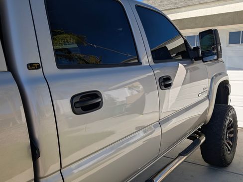 Used 2005 Chevrolet Silverado 2500 LT w/ Heavy-Duty Power Package image 9