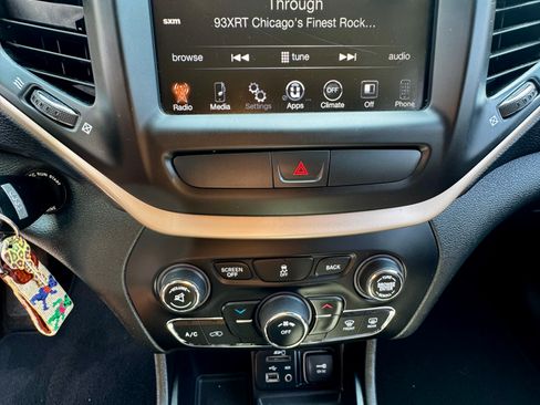 Used 2015 Jeep Cherokee Latitude FWD image 15