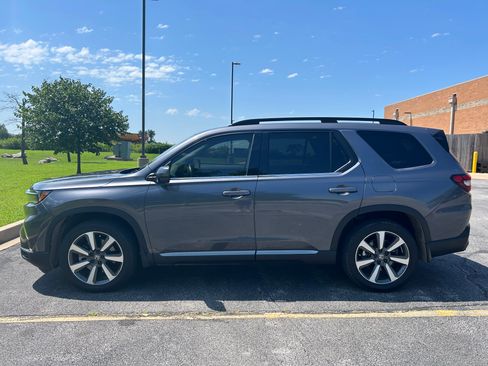 Used 2023 Honda Pilot Touring image 2