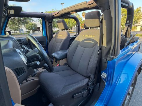 Used 2016 Jeep Wrangler Sahara w/ Connectivity Group AWD/4WD image 6