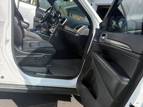 Used 2017 Jeep Grand Cherokee Limited image 12