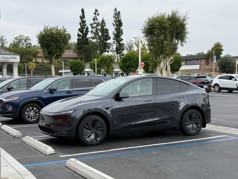 Used 2026 Tesla Model Y AWD image 5