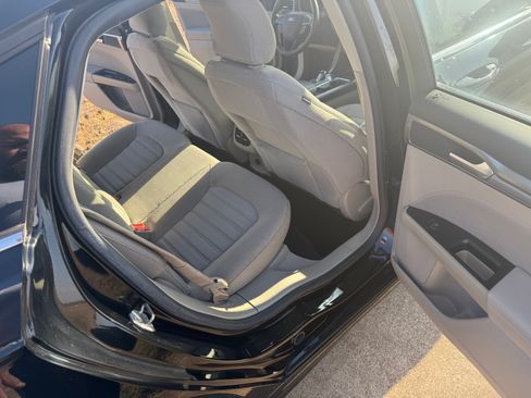 Used 2017 Ford Fusion SE w/ Fusion SE Technology Package image 10