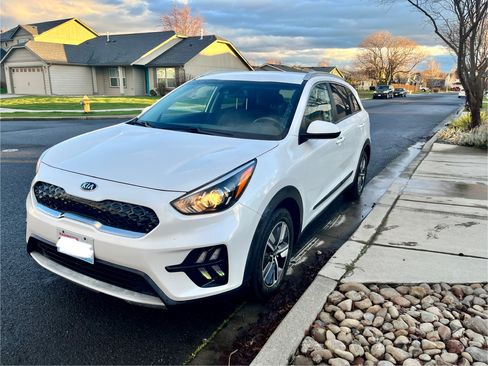 Used 2020 Kia Niro LXS FWD image 8