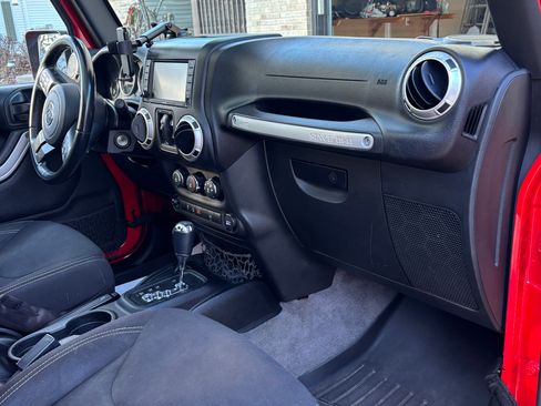 Used 2017 Jeep Wrangler Unlimited Sahara w/ Connectivity Group image 5