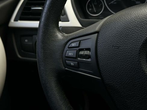 Used 2018 BMW 320i Sedan RWD image 4