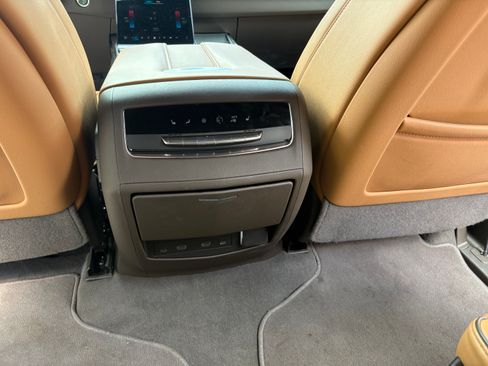 Used 2025 Cadillac Escalade ESV Premium Luxury AWD/4WD image 23