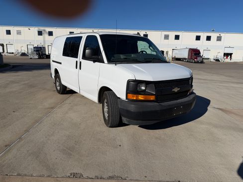 Used 2017 Chevrolet Express 2500 image 4