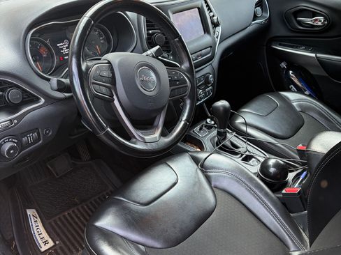 Used 2019 Jeep Cherokee Latitude Plus w/ Comfort/Convenience Group FWD image 16