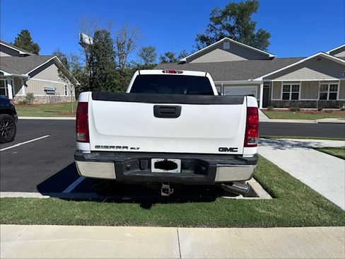 Used 2009 GMC Sierra 2500 SLT w/ Suspension Package, Off-Road image 9