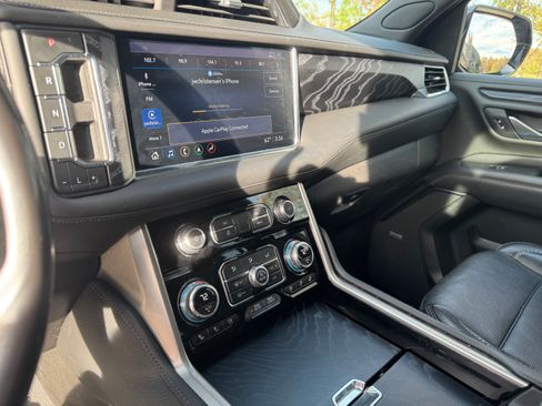 Used 2021 GMC Yukon Denali w/ Denali Premium Package image 19