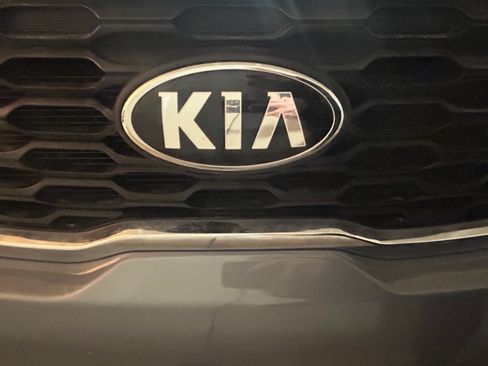 Used 2020 Kia Sorento LX image 12