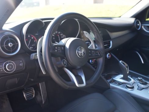 Used 2023 Alfa Romeo Giulia Veloce image 4