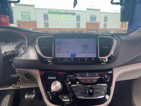 Used 2022 Chrysler Pacifica Touring-L image 10